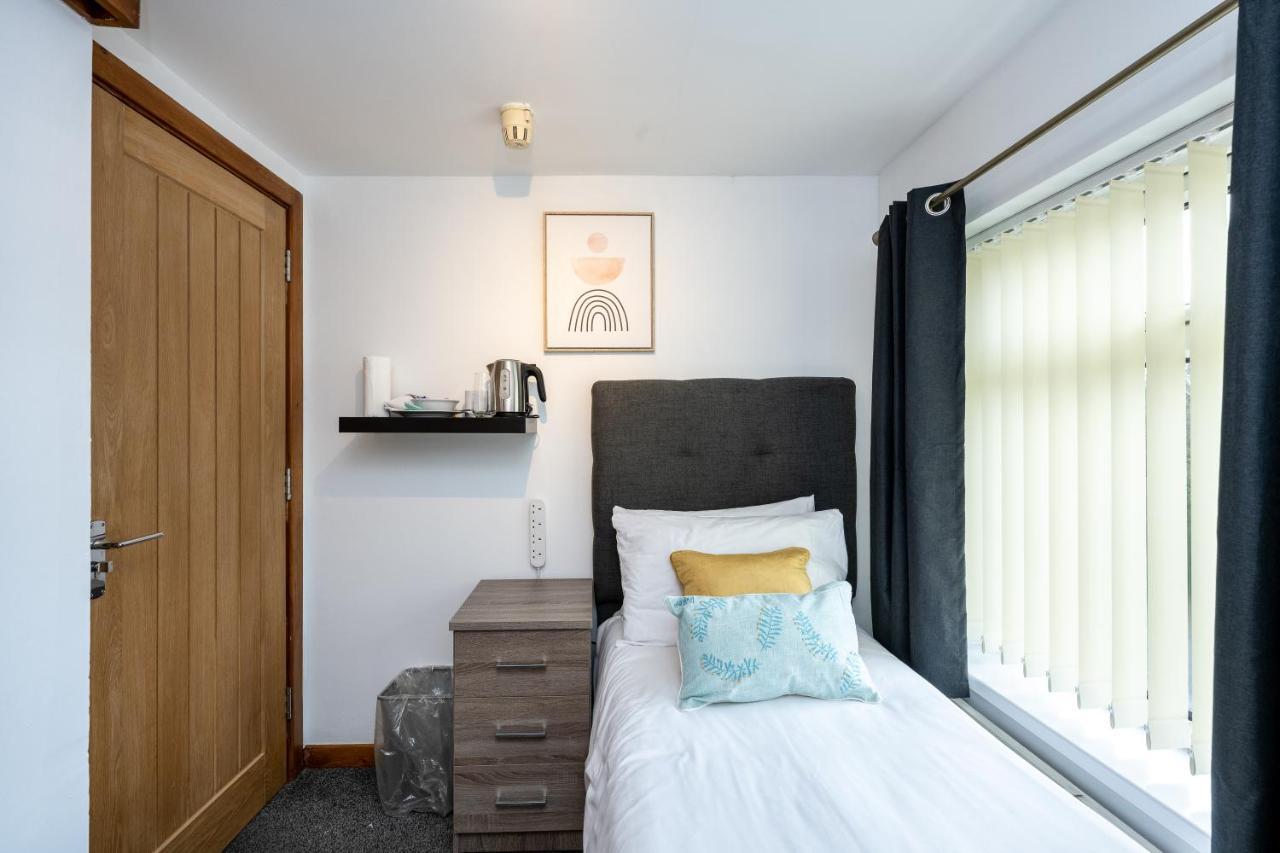 The New Lodge Pontardawe Extérieur photo